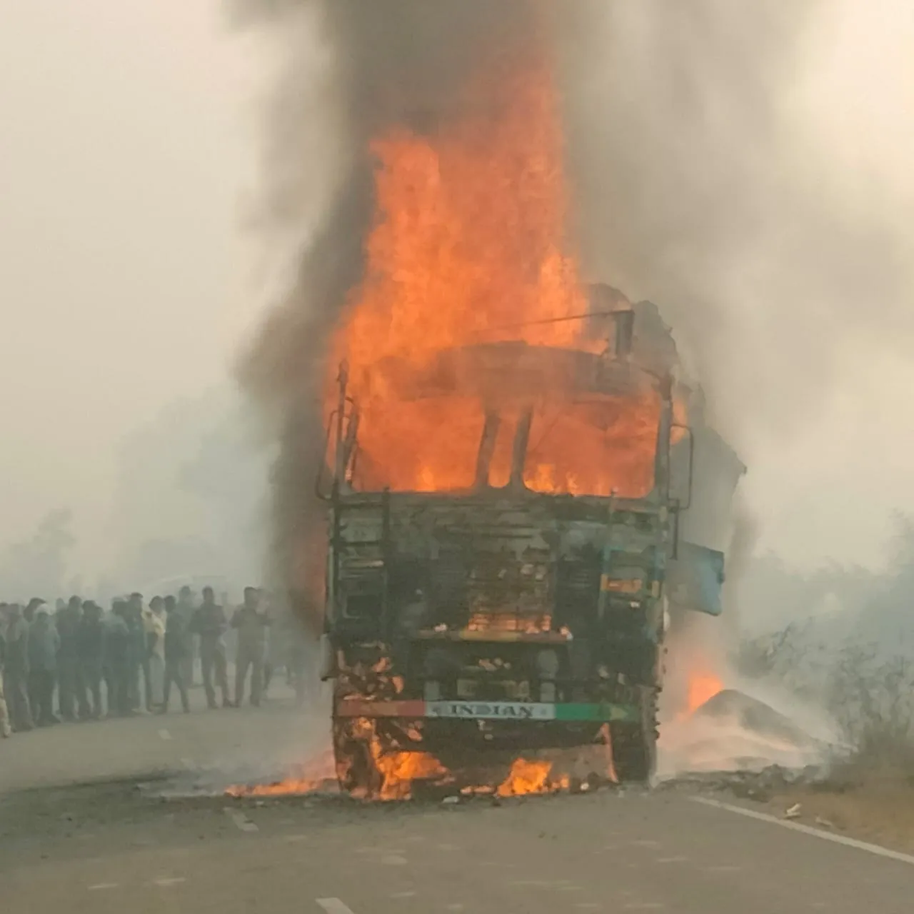 शाहजहांपुर: ट्रक की चपेट में आने से पूर्व मंत्री के साले की मौत, ट्रक में लगी आग