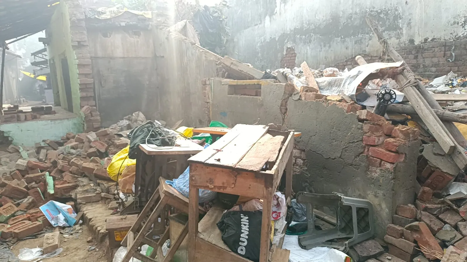 शाहजहांपुर: मेडिकल स्टोर समेत तीन दुकानें जबरन तोड़ी, भाजपा नेता पर किया हमला