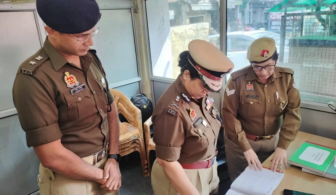 कासगंज: बोले एडीजी जोन आगरा- अभिलेखों के रख-रखाव रखें दुरुस्त, सफाई  का रखें विशेष ध्यान