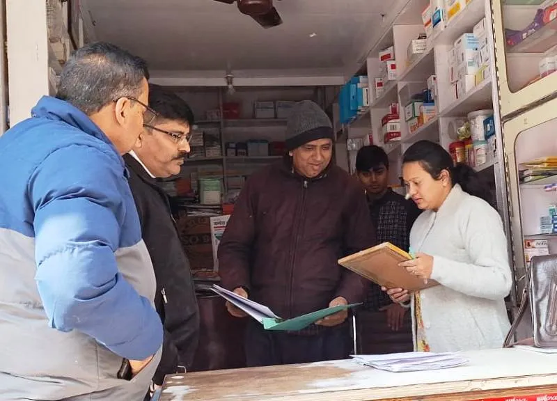रामनगर: मेडिकल स्टोरों पर छापा... दवा विक्रेताओं में मची खलबली... दो पर गिरी गाज