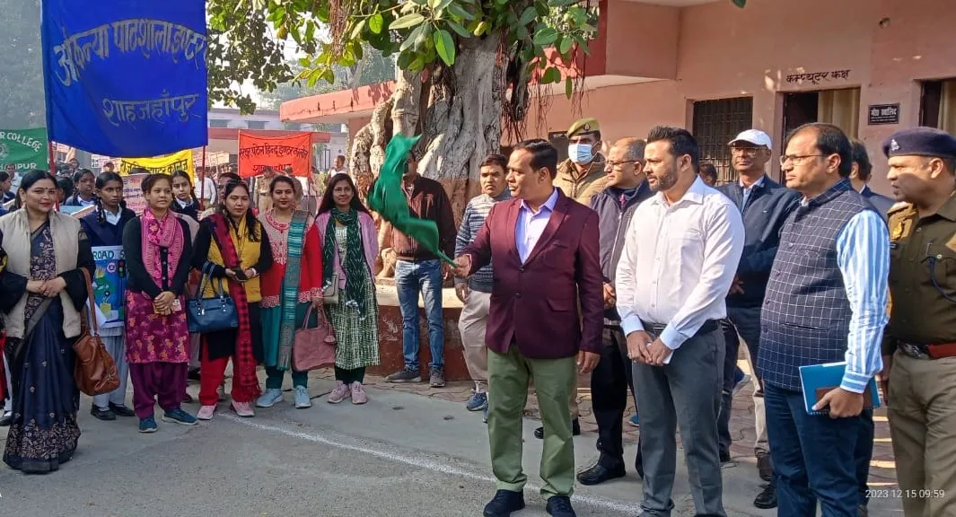 शाहजहांपुर: सड़क सुरक्षा पखवाड़ा का डीएम ने किया शुभारंभ, बच्चों ने निकाली रैली