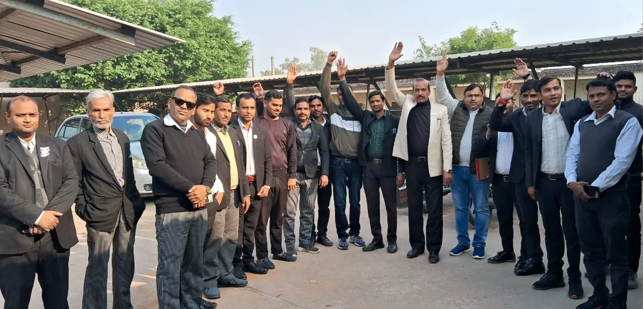 कासगंज: खराब है जिले की कनून व्यवस्था, भू-माफिया कर रहे जमीनों पर कब्जा, अधिवक्ताओं ने किया प्रदर्शन