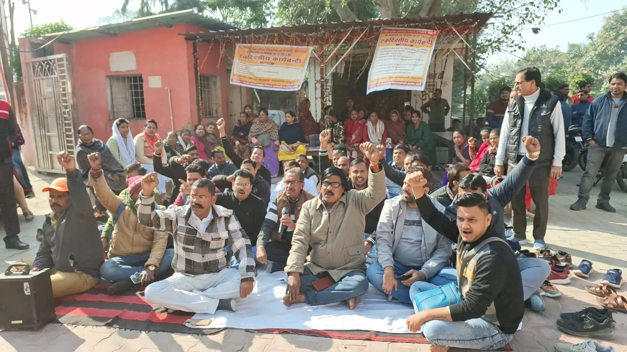 बरेली: मांगे पूरी न होने पर नगर निगम कर्मचारियों ने एक दिवसीय सांकेतिक कार्यबंदी कर किया धरना प्रदर्शन