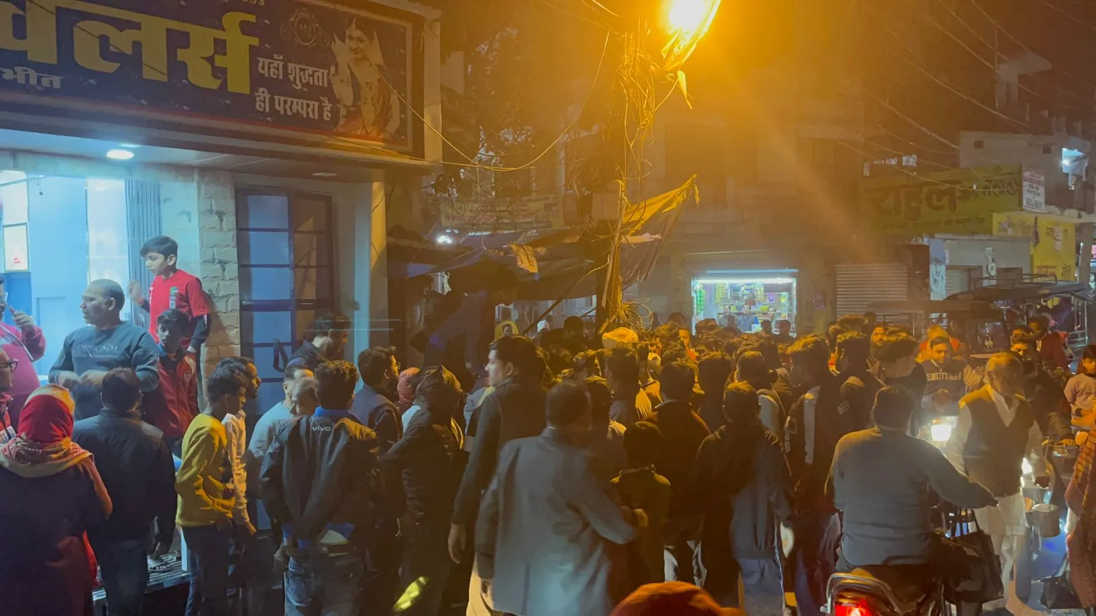 पीलीभीत: ग्राहक बनकर आया युवक सोने की छह चेन लेकर भागा, भीड़ ने दबोचा