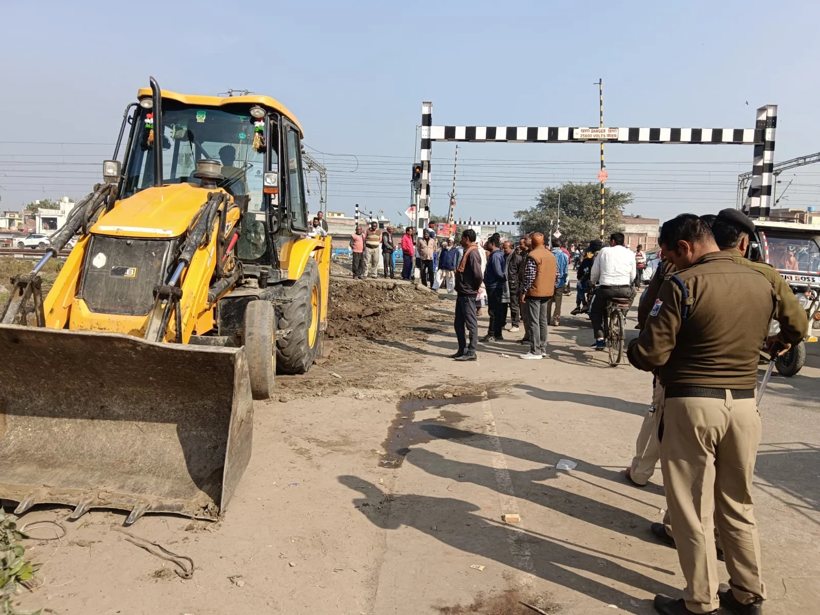 पीलीभीत: रेलवे क्रॉसिंग के पास अतिक्रमण पर चला आरपीएफ का बुलडोजर