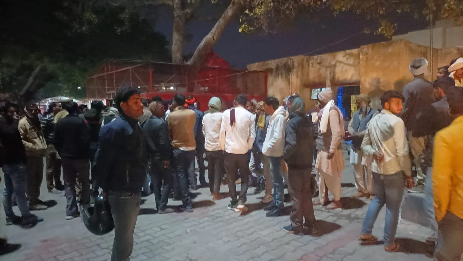 कासगंज: पुलिस कार्यवाही में शिथिलता पर भड़के ग्रामीण, शव कोतवाली पर रखकर जताया आक्रोश 