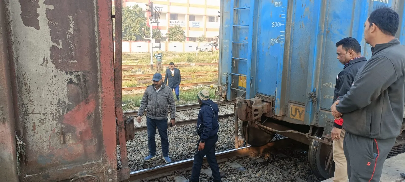 शाहजहांपुर: सुल्तानपुर जा रही मालगाड़ी दो हिस्सों में बंटी, बड़ा हादसा टला