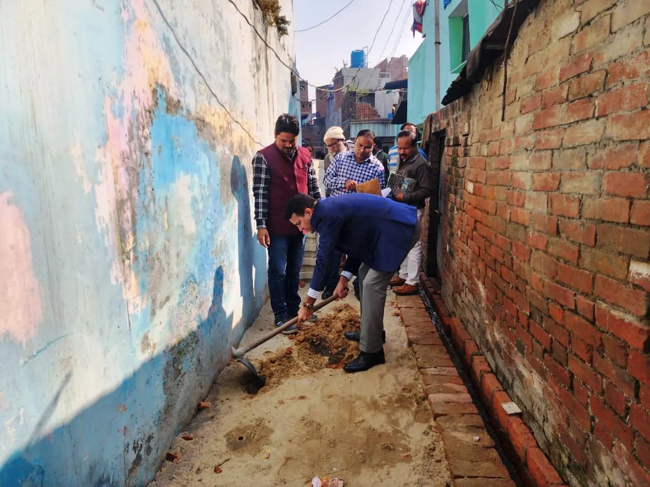 पीलीभीत: डीपीआरओ ने खुद उठाया फावड़ा तो खुलती चली गई निर्माण कार्य की गुणवत्ता की पोल..जानिए पूरा मामला 