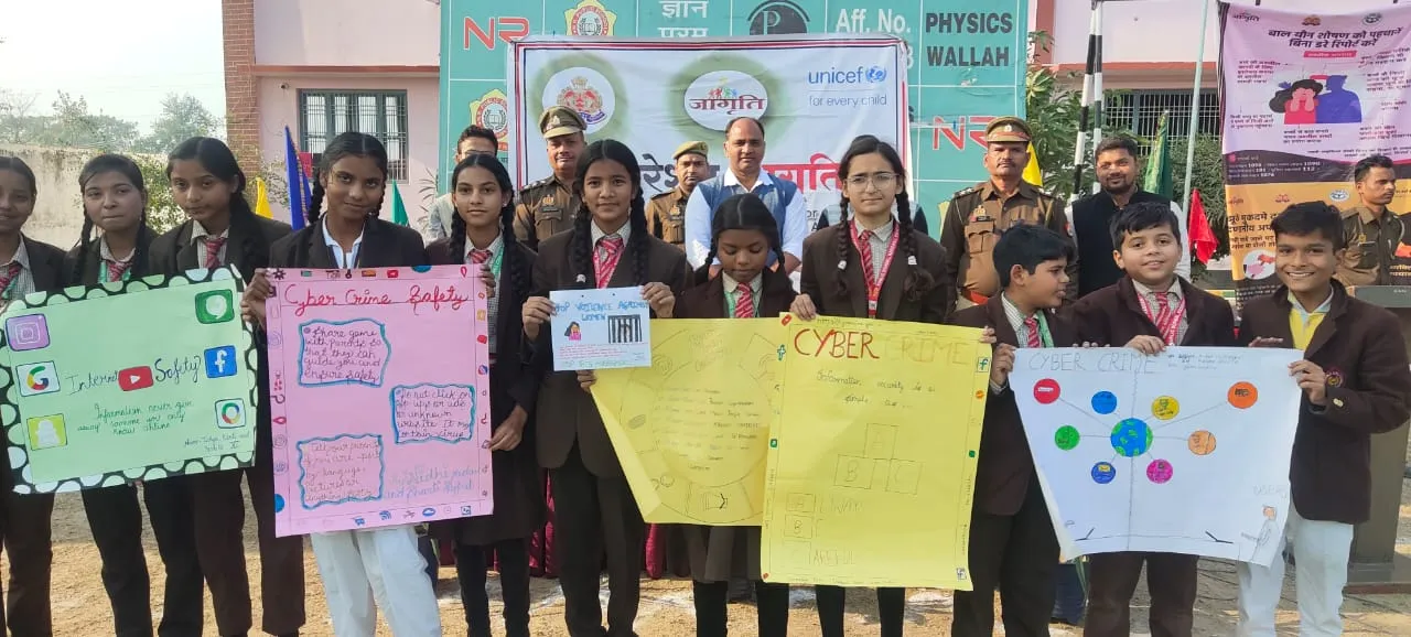 कासगंज: पोस्टर बनाकर छात्रों ने महिला सुरक्षा के प्रति किया जागरूक