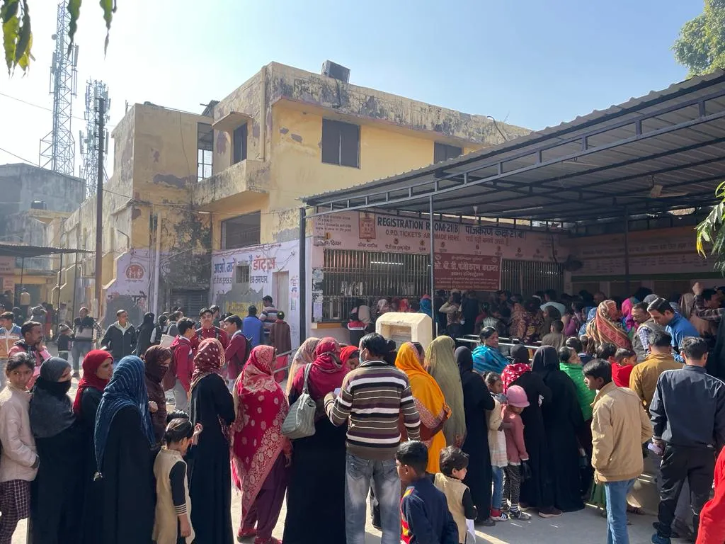 बरेली: जिला अस्पताल में मरीजों की उमड़ी भीड़, घंटों पर्चा बनाने के लिए खड़े रहे मरीज...बुखार और त्वचा रोगी अधिक