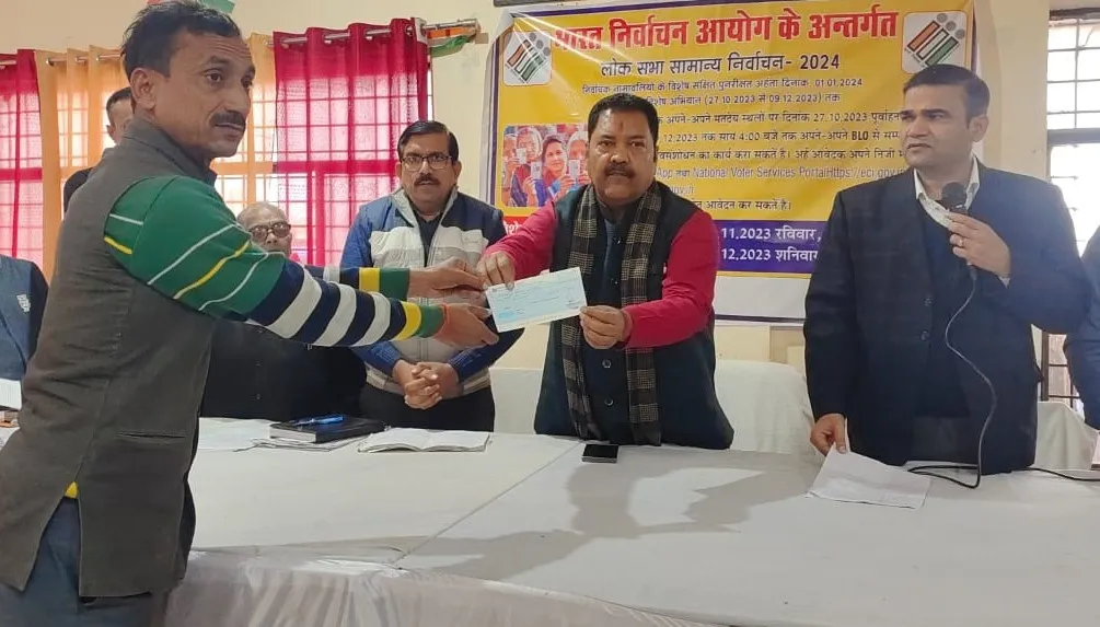 बदायूं: सड़क हादसे में मारे गए बच्चों के परिजनों को सौंपी सहायता राशि के चेक