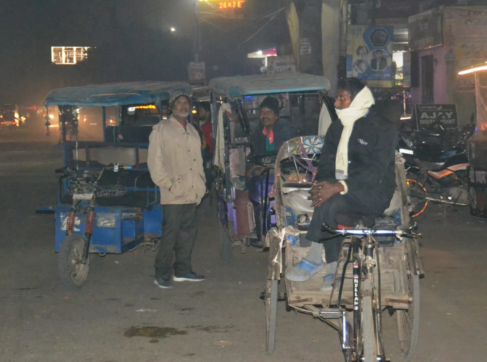 पीलीभीत : सर्दी ढाह रही सितम, साहब बोले- अभी नहीं शीतलहर, अलाव का वर्क ऑर्डर भी जारी नहीं..अभी ठिठुरिए!