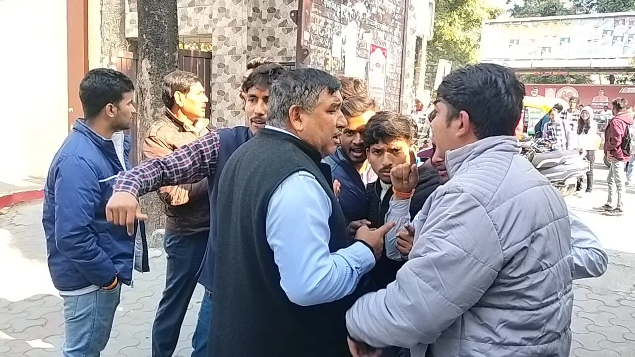 हल्द्वानी: सीटें बढ़ाने को लेकर कॉलेज में छात्रों का प्रदर्शन, मीडिया कर्मियों और पुलिस से भिड़े नशेड़ी छात्र