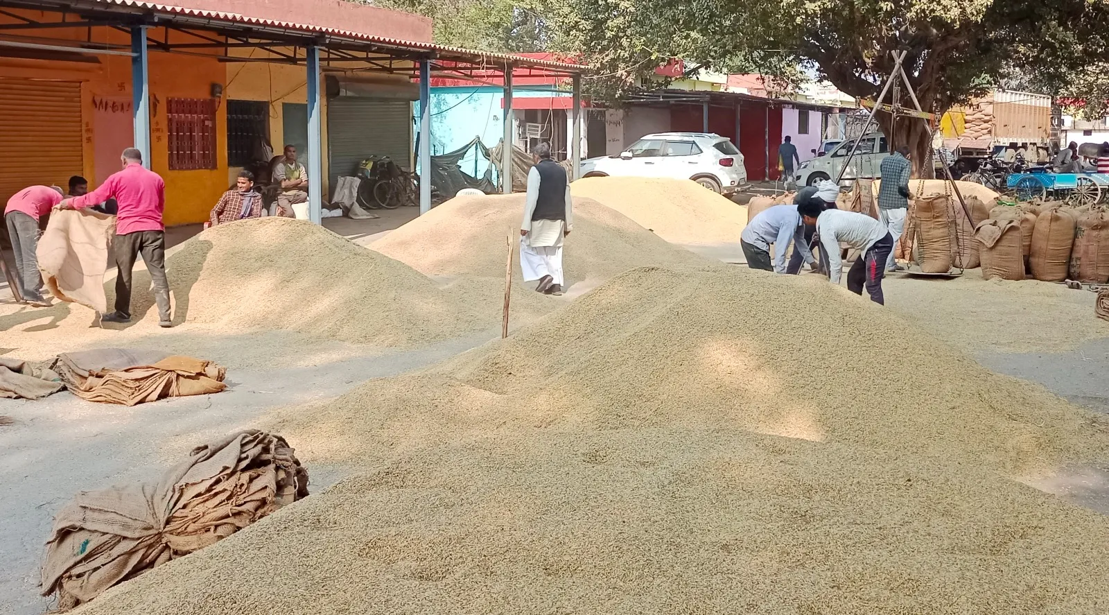 लखीमपुर-खीरी: जिस महकमे पर गड़बड़ी रोकने की जिम्मेदारी, वही कर रहे खेल भारी...जानिए मामला