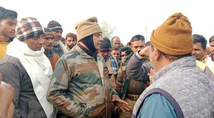 पीलीभीत: घूरे की जगह पर पटान कर लगा दिया जमीन बिकाऊ का बैनर, ग्रामीणों के विरोध पर दौड़ी पुलिस..जानिए पूरा मामला