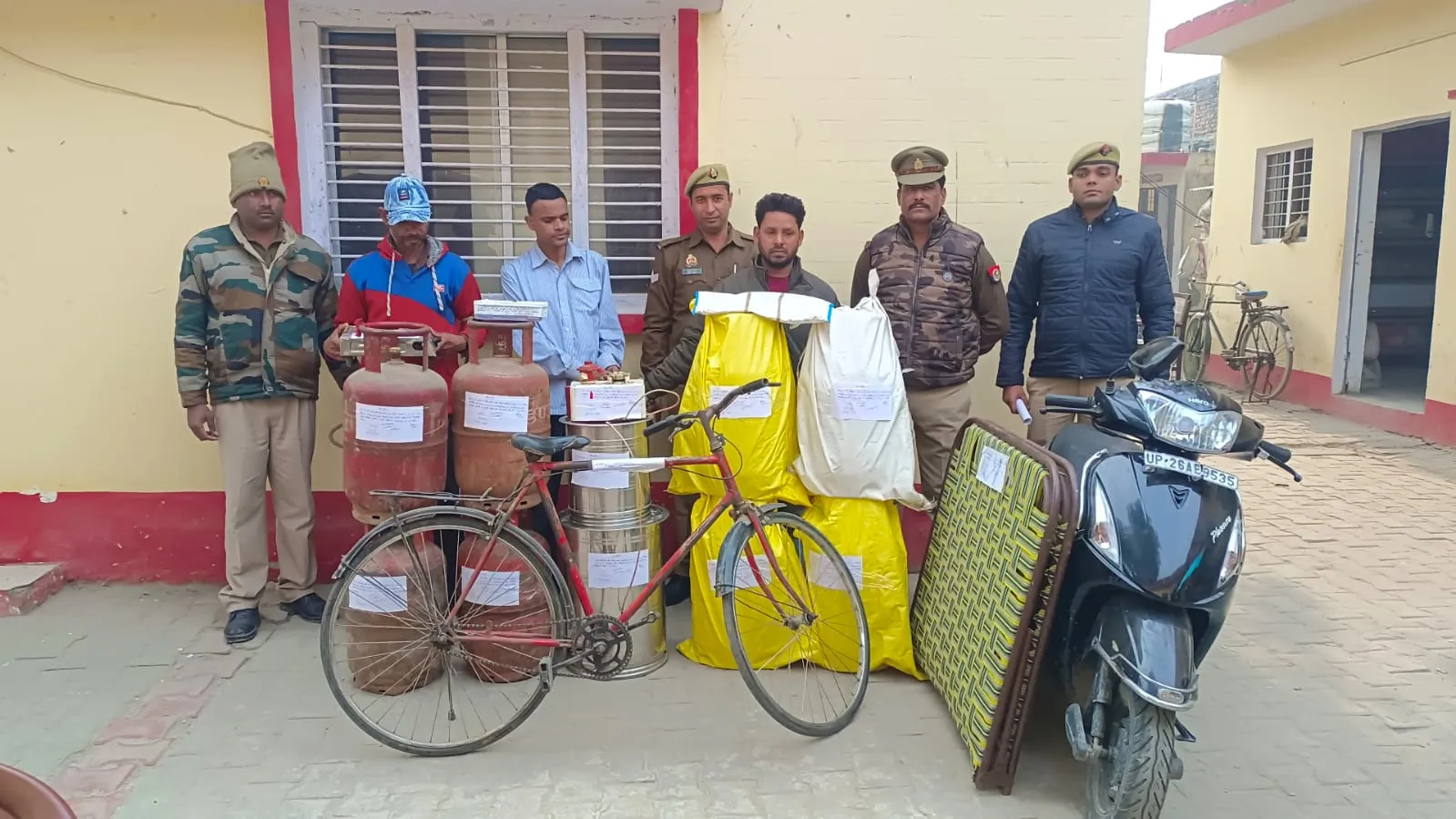 पीलीभीत: चोरी के बाद मकान में डालते थे नया ताला, पुलिस ने धरपकड़ के बाद बरामद किया सामान...जानिए पूरा मामला 