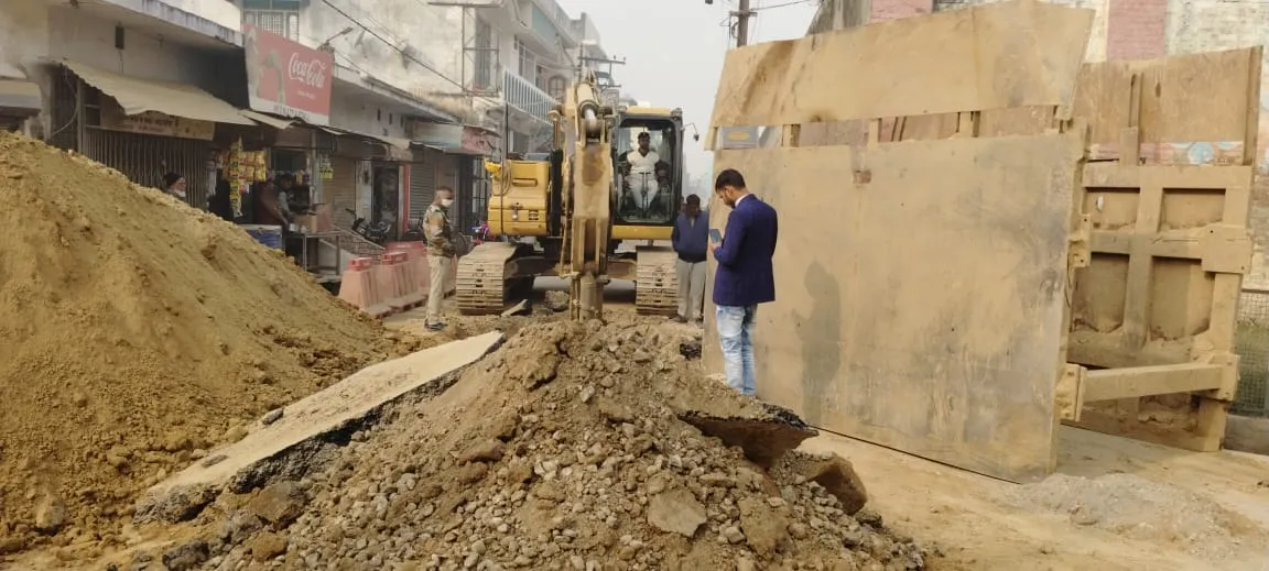 शाहजहांपुर: सड़कों की खोदाई के साथ बुध बाजार बनी मुसीबत, हर तरफ जाम
