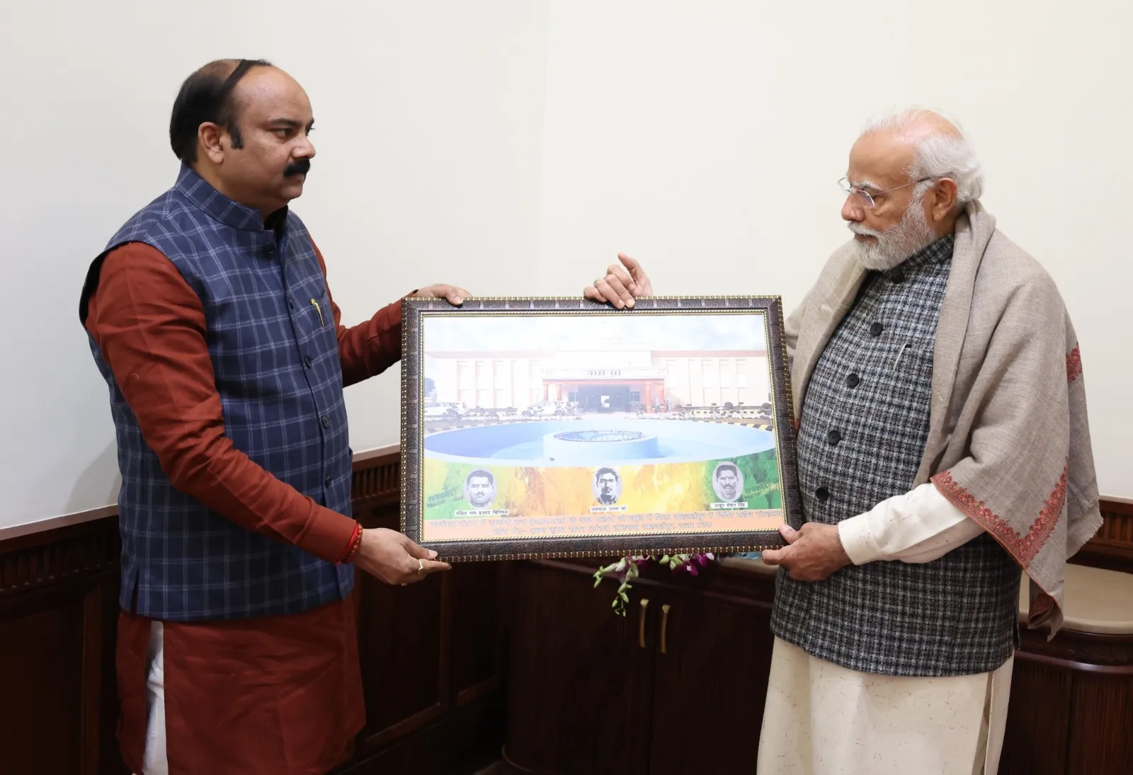 शाहजहांपुर: सांसद ने प्रधानमंत्री मोदी को सौंपी शहीद संग्रहालय की प्रति