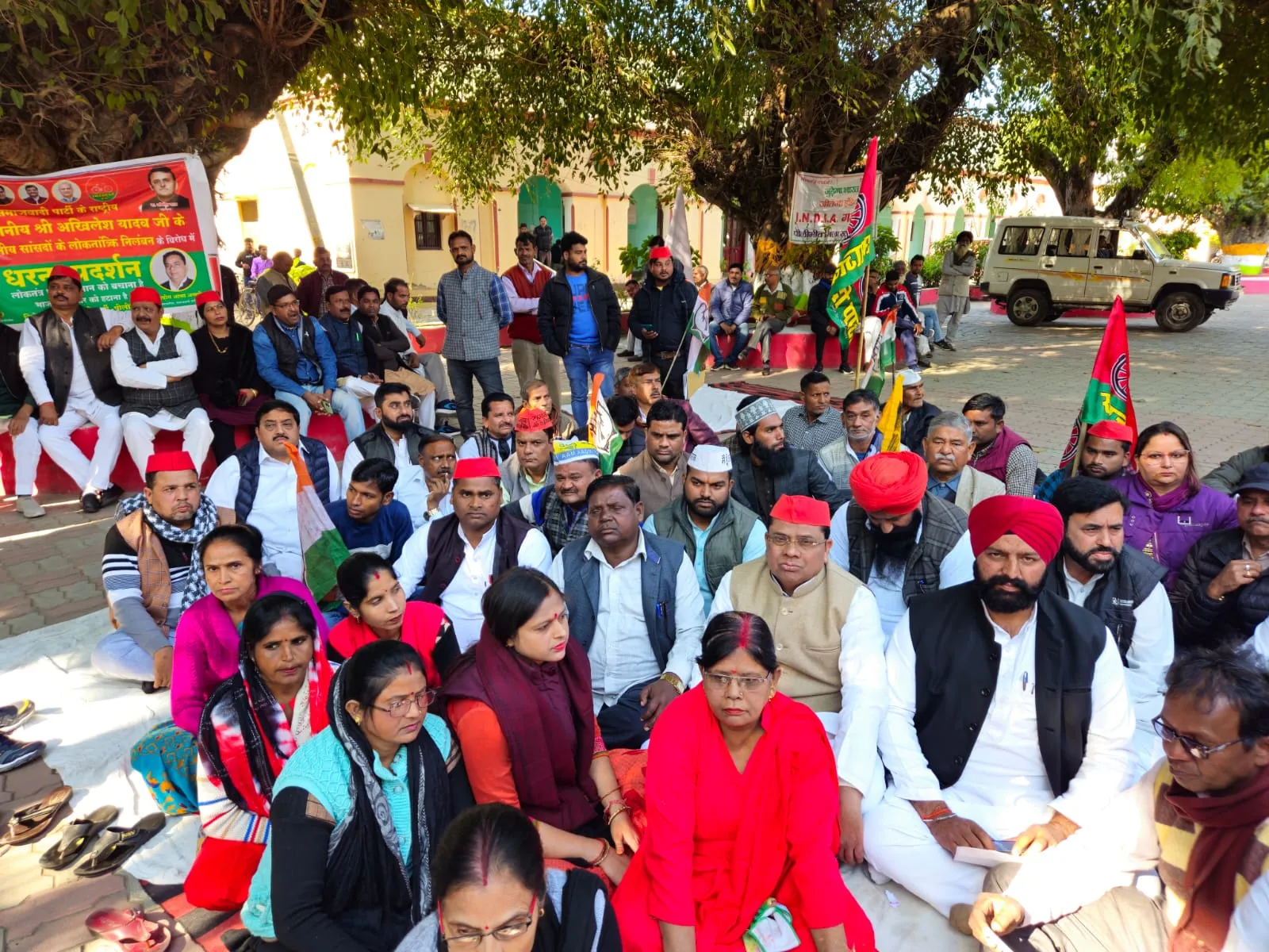 पीलीभीत: 142 सांसदों के निलंबन के खिलाफ इंडिया गठबंधन का धरना, माइक बंद कराने पर नोकझोंक...जमकर नारेबाजी 