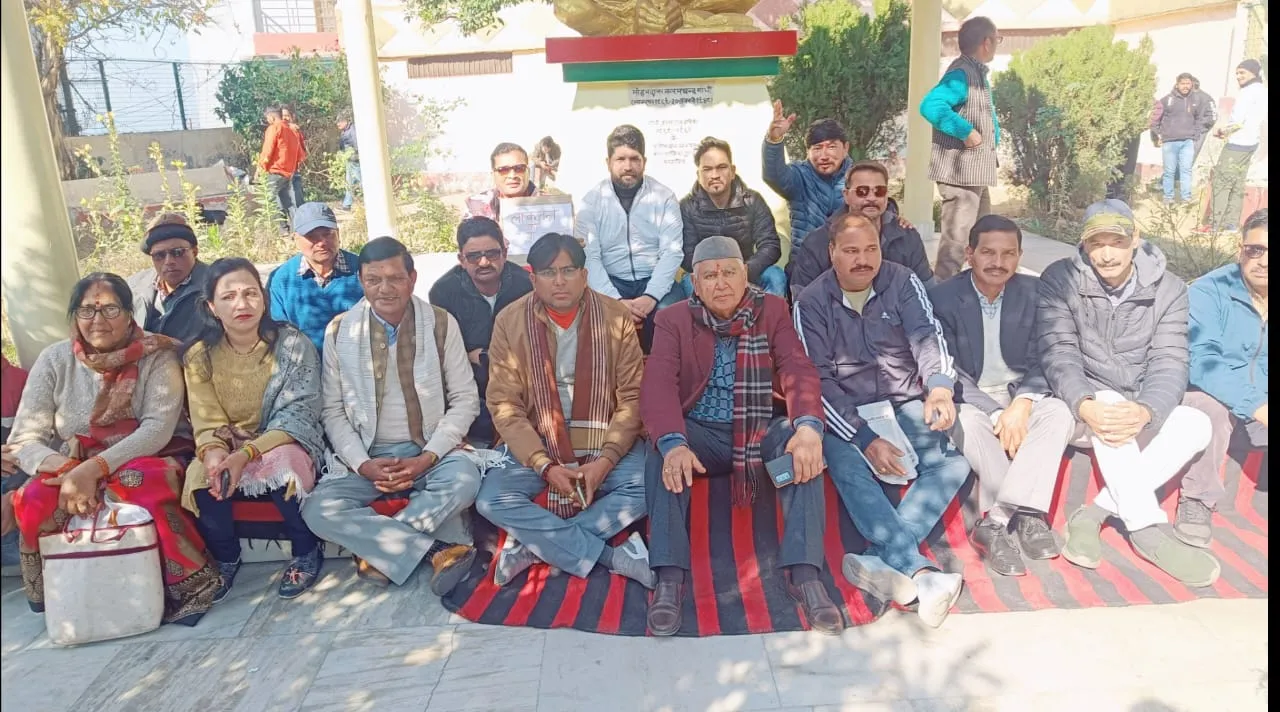अल्मोड़ा: विपक्ष के सांसदों के निलंबन पर कांग्रेसियों ने दिया धरना 