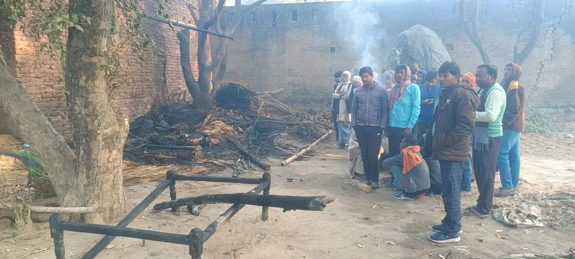 पीलीभीत: झोपड़ी में सो रही थी मां-बेटी, अचानक लग गई आग...सामान जलकर हुआ राख