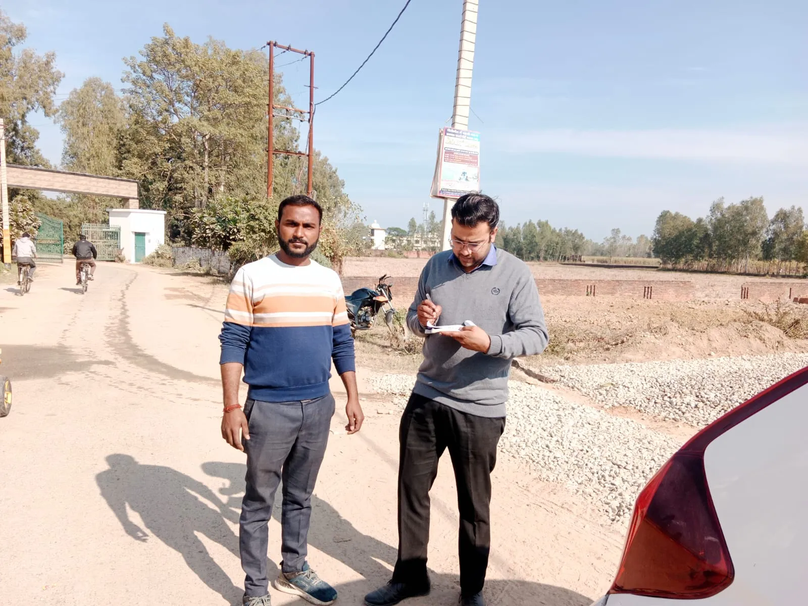 पीलीभीत: कॉलोनी की सड़क के लिए नलकूप से बिना अनुमति ले जा रहे थे पानी, नगर पालिका टीम ने पकड़ा