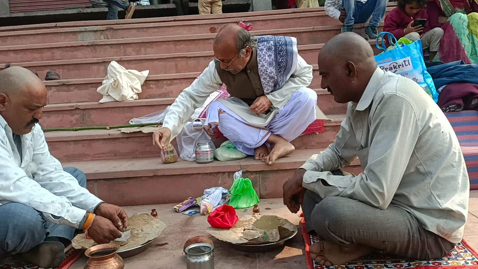 कासगंज: अविश्वसनीय- जीते जी बुजुर्गों जैसी सेवा, बैलों की मौत के बाद पितरों सा सम्मान, मध्यप्रदेश से अस्थि विसर्जन करने पहुंचा पशु पालक 