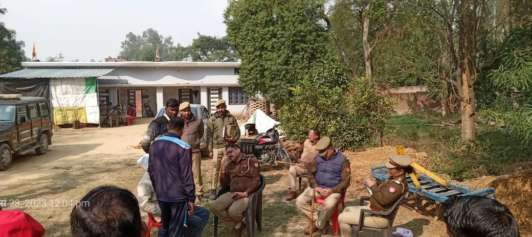 लखीमपुर- खीरी: हत्या से रघुनाथ पुरवा में तनाव, आरोपियों की गिरफ्तारी के लिए पुलिस कर रही छापामारी 