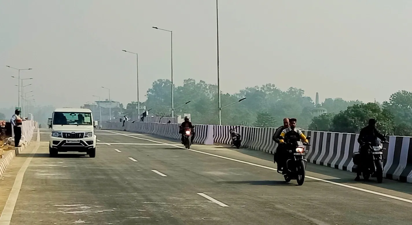 लखीमपुर-खीरी: पीलीभीत-बस्ती हाईवे पर नवनिर्मित फ्लाईओवर पर फर्राटा भरने लगे वाहन 