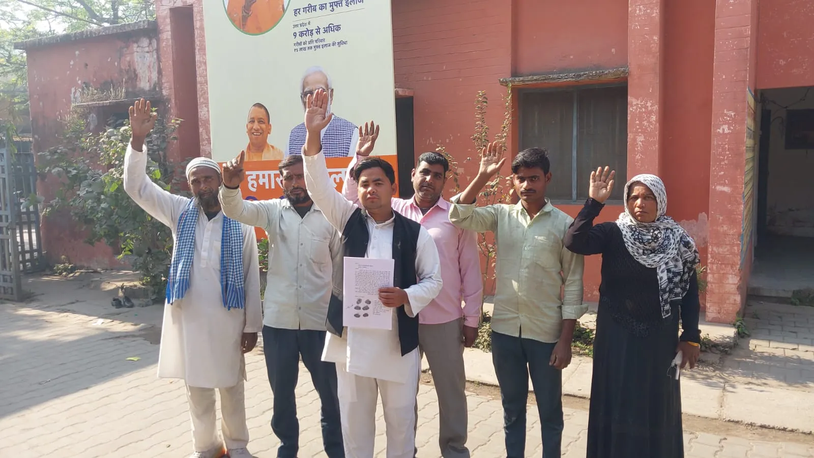 पीलीभीत: कुछ दूरी से गुजर रहे तार, ग्रामीण बिजली कनेक्शन पाने को परेशान...दूरी बताकर कर दिया इनकार