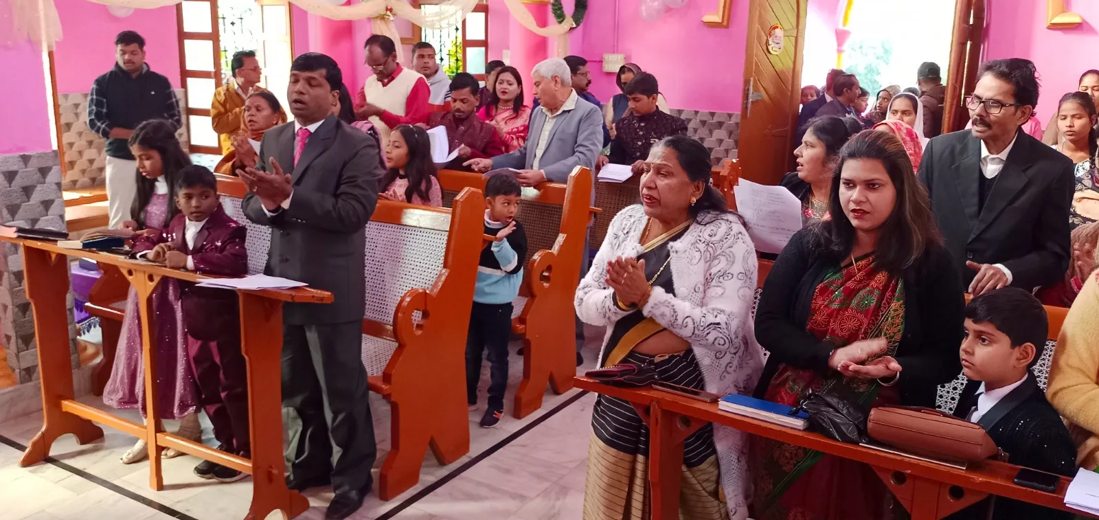 लखीमपुर-खीरी: चर्च में केक काटकर मनाया प्रभु यीशु मसीह का जन्म दिवस  