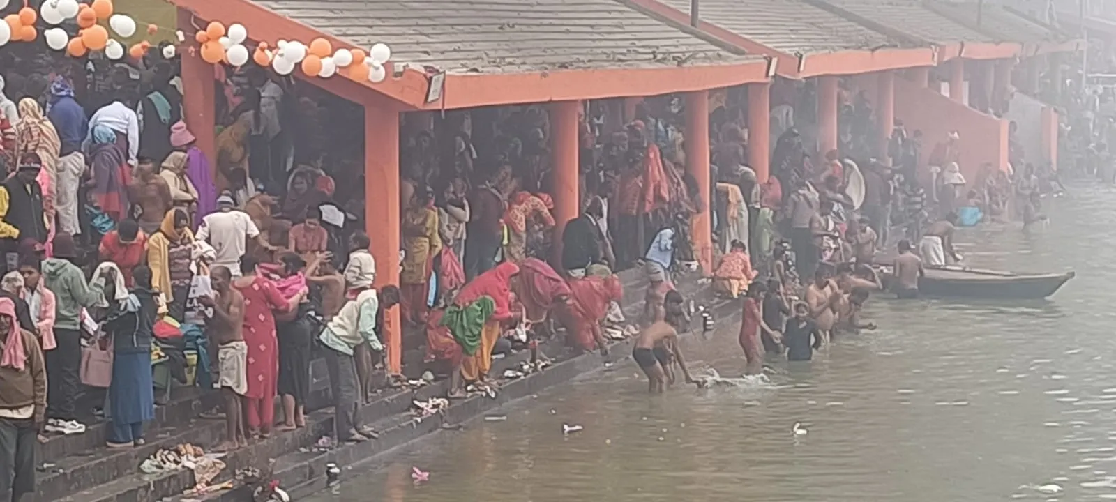 कासगंज: मार्गशीर्ष पूर्णिमा... ठंड पर भारी पड़ी आस्था, किया गंगा स्नान 