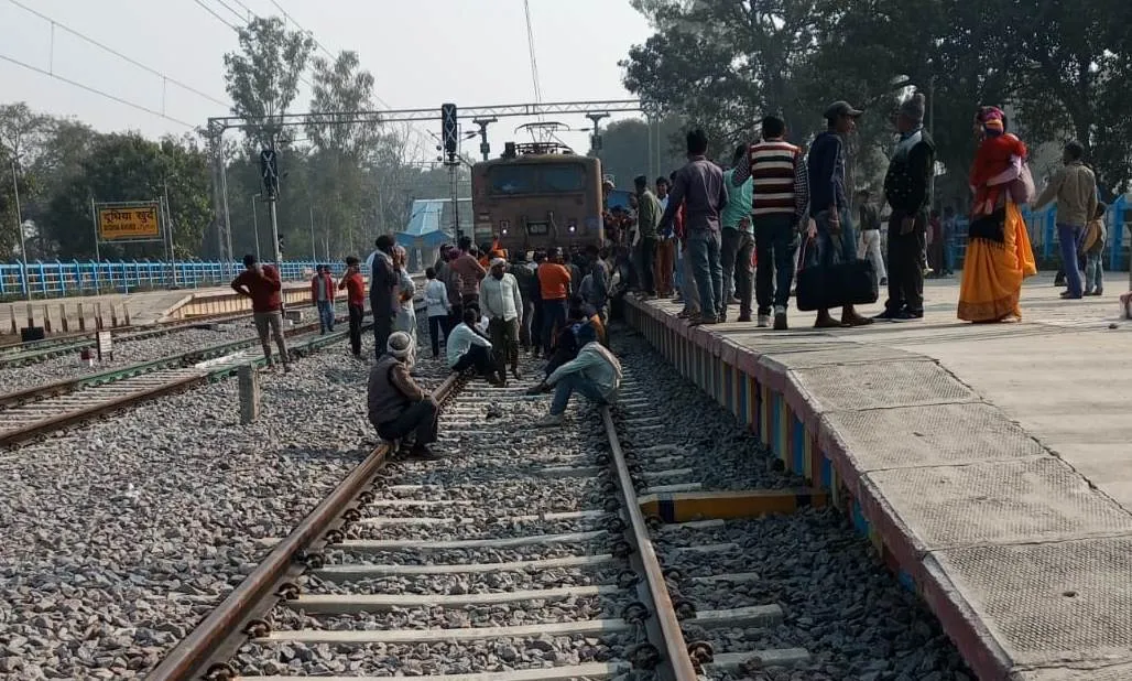 पीलीभीत: अंडरपास में जलभराव की दिक्कत से परेशान ग्रामीणों ने ट्रैक पर आकर रोकी ट्रेन, दुधियाखुर्द स्टेशन पर चला हंगामा
