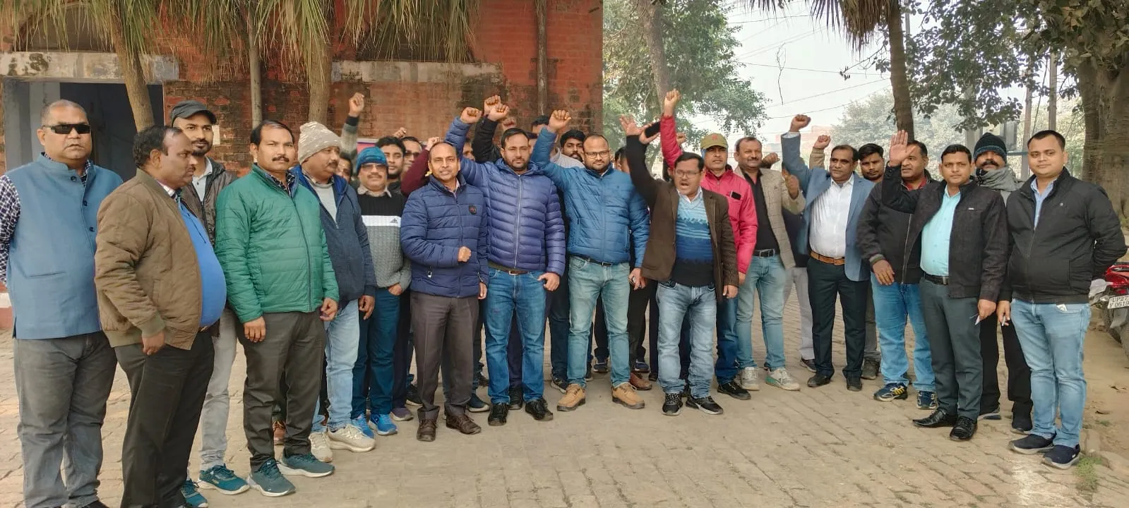 शाहजहांपुर: जेई के निलंबन पर बिजली कर्मचारियों ने फिर किया एसई कार्यालय पर प्रदर्शन