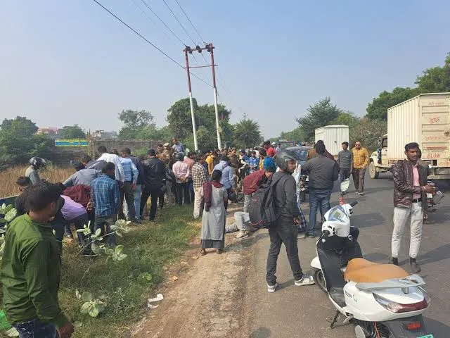 पीलीभीत: रेलवे स्टेशन की तरफ से गुजरे राहगीर तो नाले में पड़ा दिखा शव, पुलिस छानबीन में जुटी, जानिए पूरा मामला 