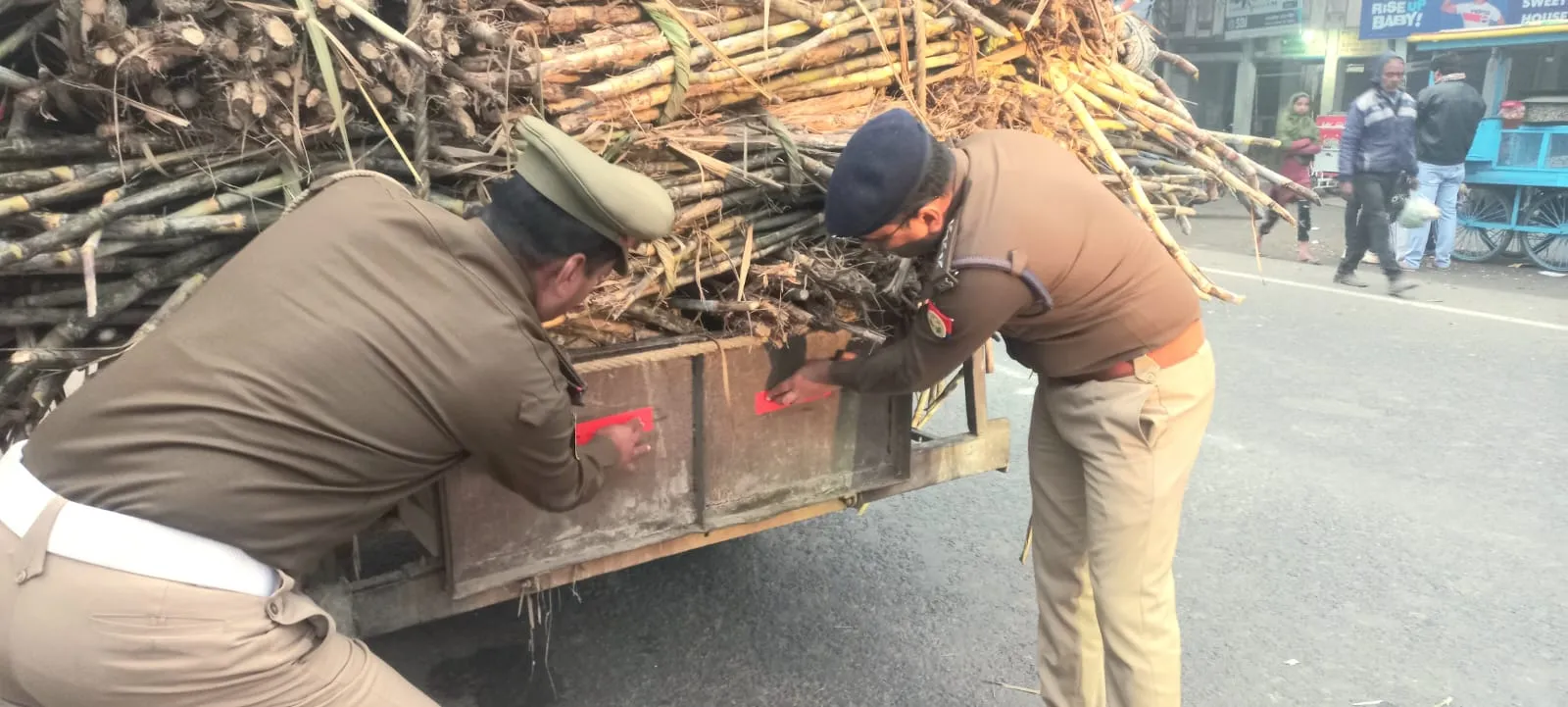 कासगंज: सड़क सुरक्षा की सीओ ने संभाली कमान, वाहन चालकों को किया जागरूक