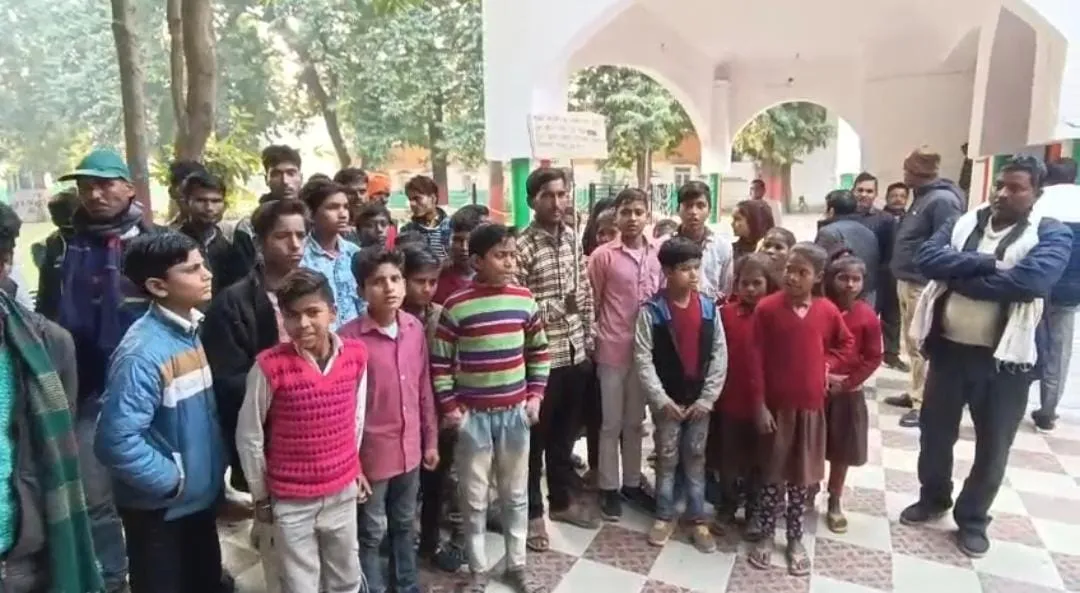 लखीमपुर-खीरी: शिक्षकों के निलंबन के बाद बच्चों को आगे करके खेली जा रही सियासत, कड़ाके की ठंड में पहुंचे डीएम दफ्तर
