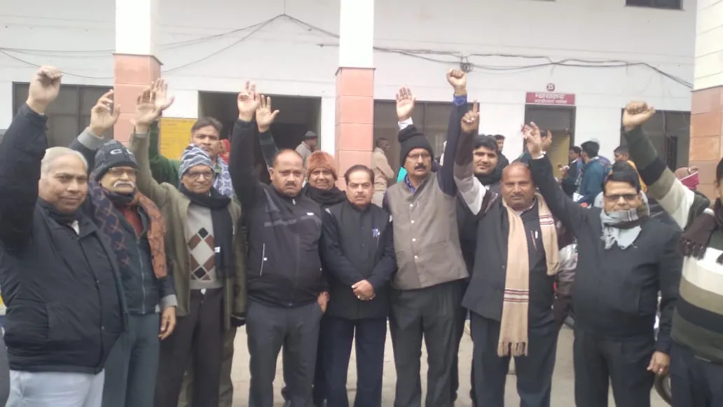 कासगंज: तहसील न्यायालय की मनमानी पर भड़के अधिवक्ता, किया प्रदर्शन