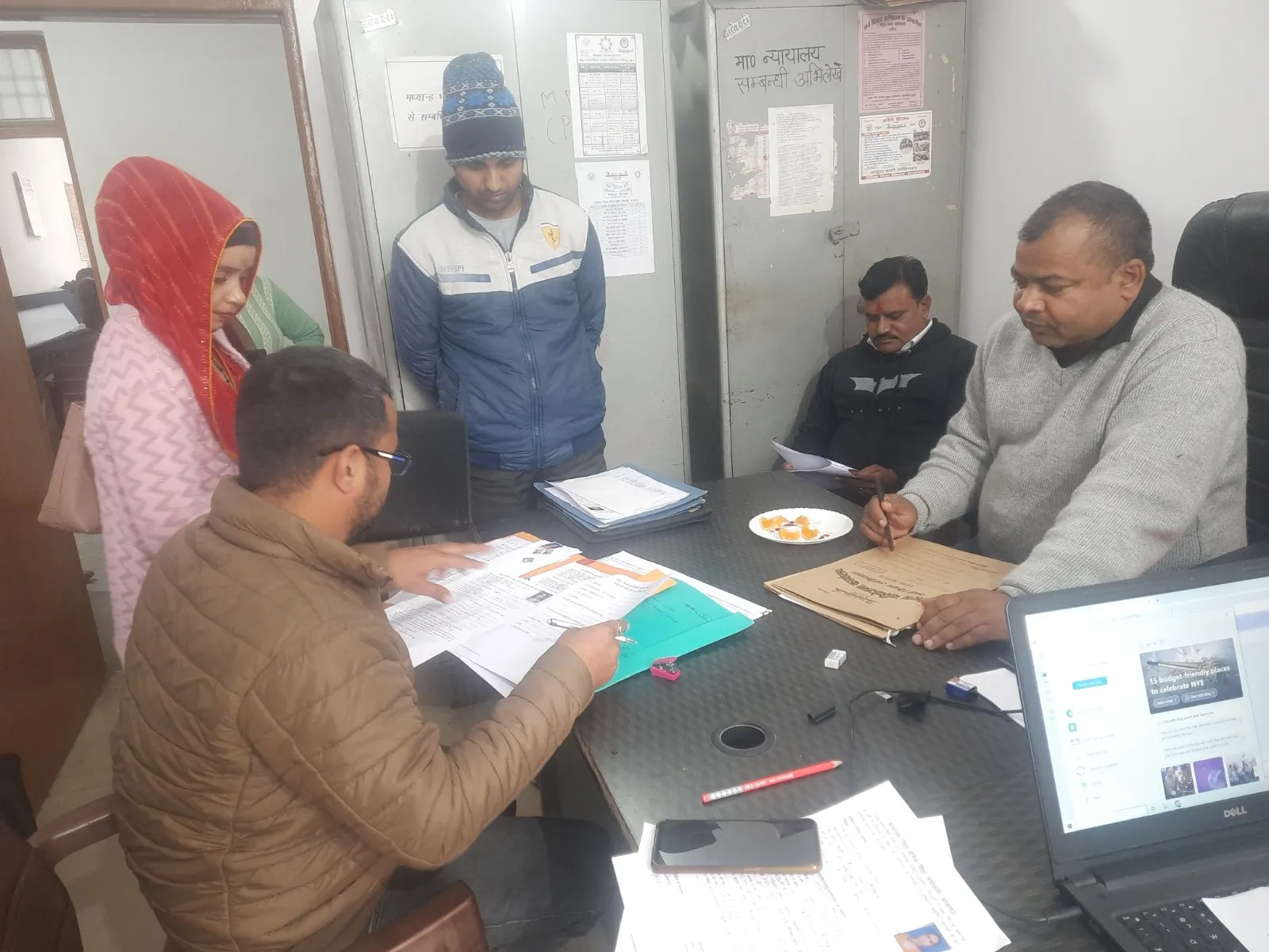 कासगंज: बीएसए कार्यालय पर उमड़े शिक्षक, जल्द मिलेगी तैनाती 