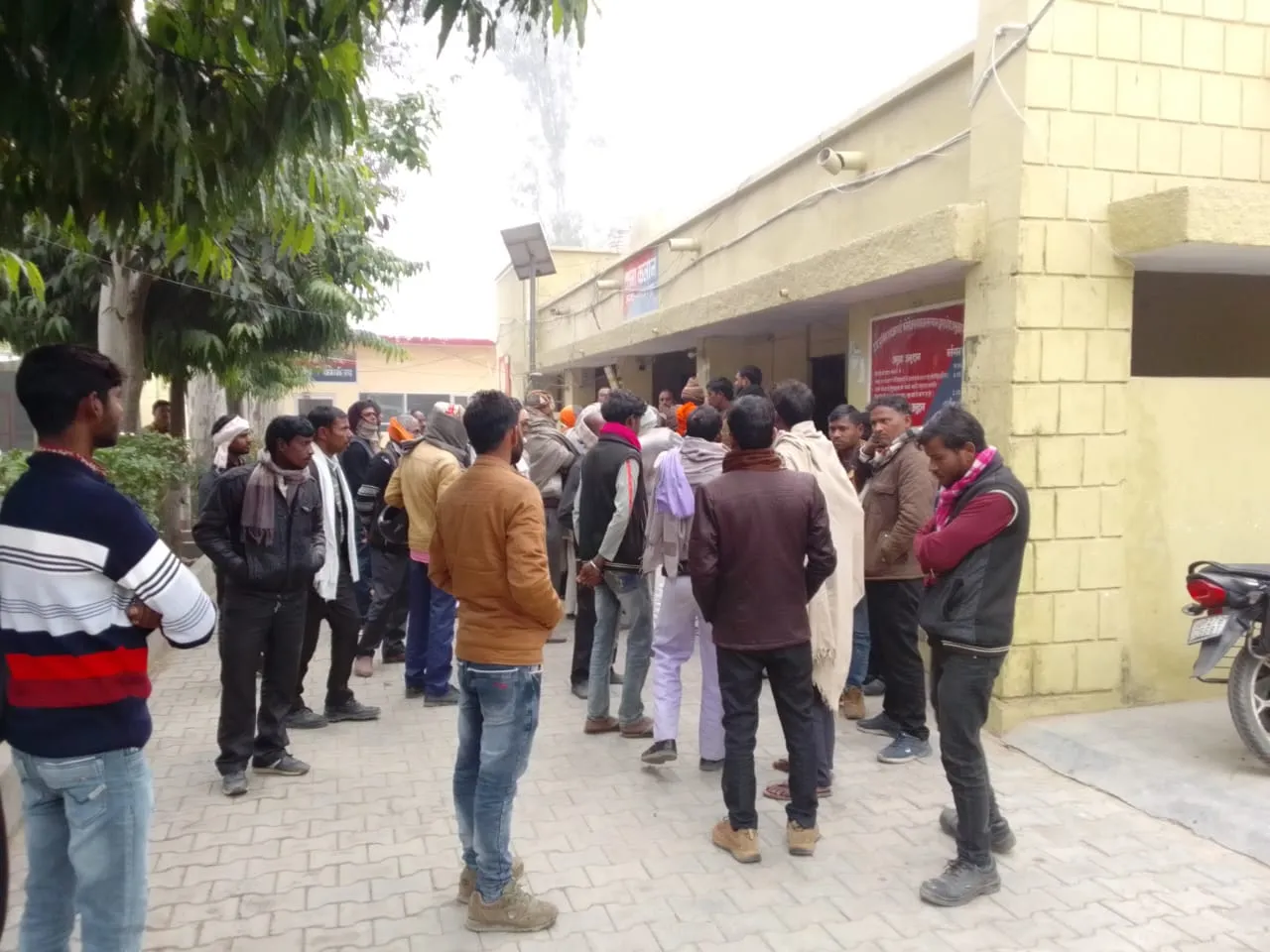 शाहजहांपुर: हत्या का मुकदमा न लिखने पर परिजनों ने थाने में किया हंगामा, जानिए पूरा मामला