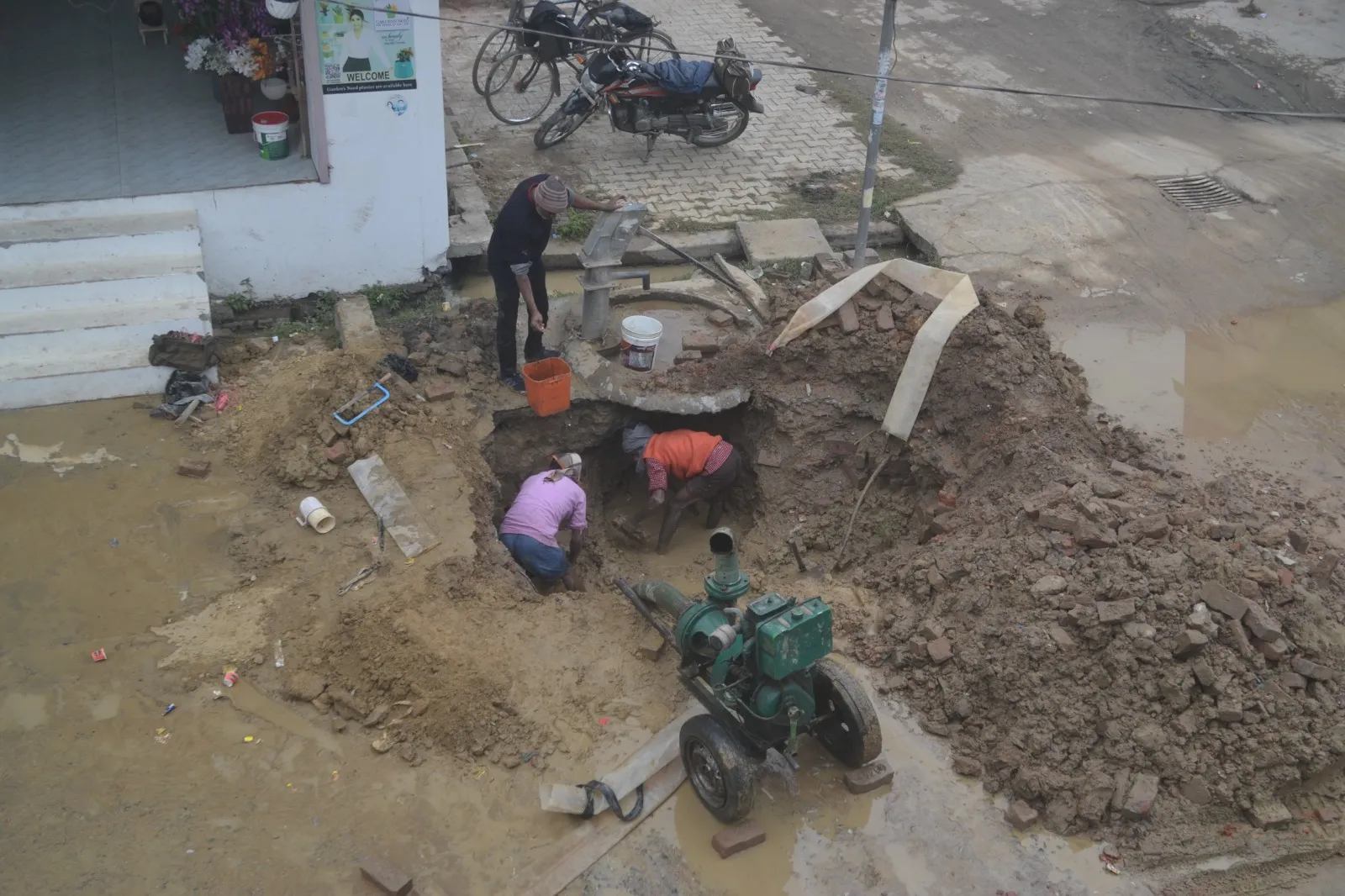 पीलीभीत: 90 दिन से पानी के लिए एक हजार से अधिक आबादी परेशान, मूलभूत सुविधाओं पर भी नहीं जिम्मेदारों का ध्यान 