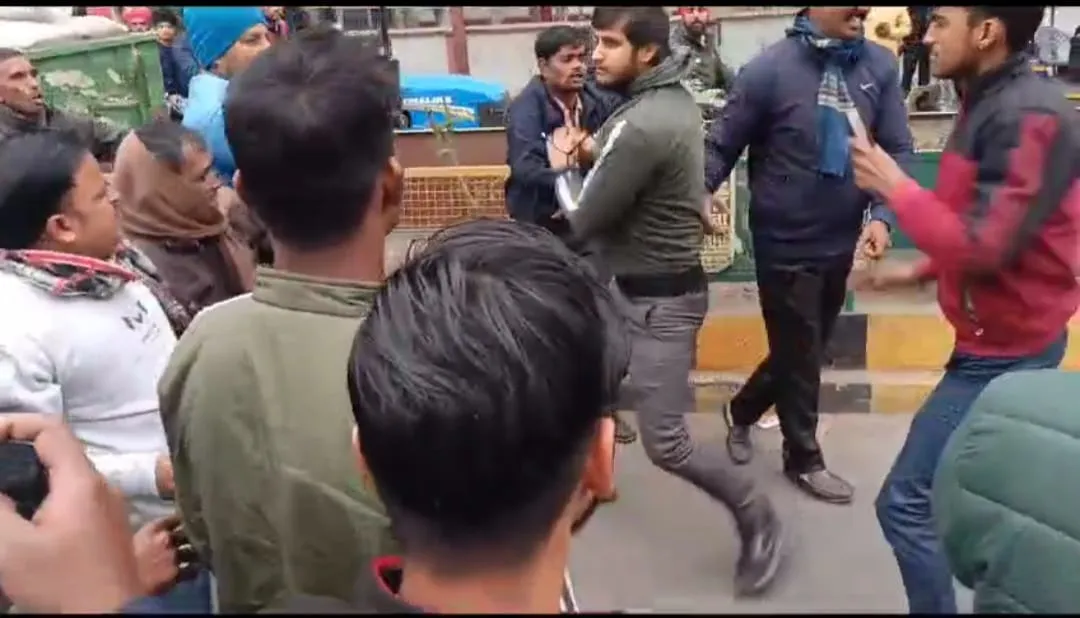 पीलीभीत: कोतवाली गेट से लेकर तहसील तक चले लात-घूंसे, बीच बचाव कराने में पुलिस भी हो गई परेशान...जानिए पूरा मामला 