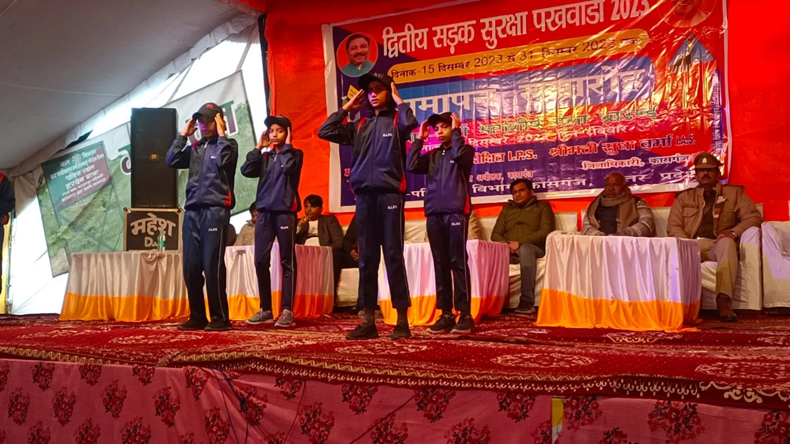 कासगंज: नाटक की प्रस्तुति देकर विद्यार्थियों ने सड़क सुरक्षा के प्रति लोगों को किया जागरूक 