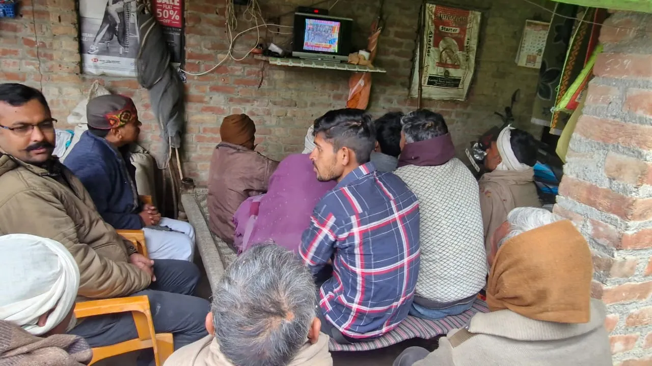 कासगंज: प्रधानमंत्री के मन की बात सुन उत्साहित हुए कार्यकर्ता, बूथों पर कार्यक्रम का प्रसारण देखने के लिए लगी भीड़ 