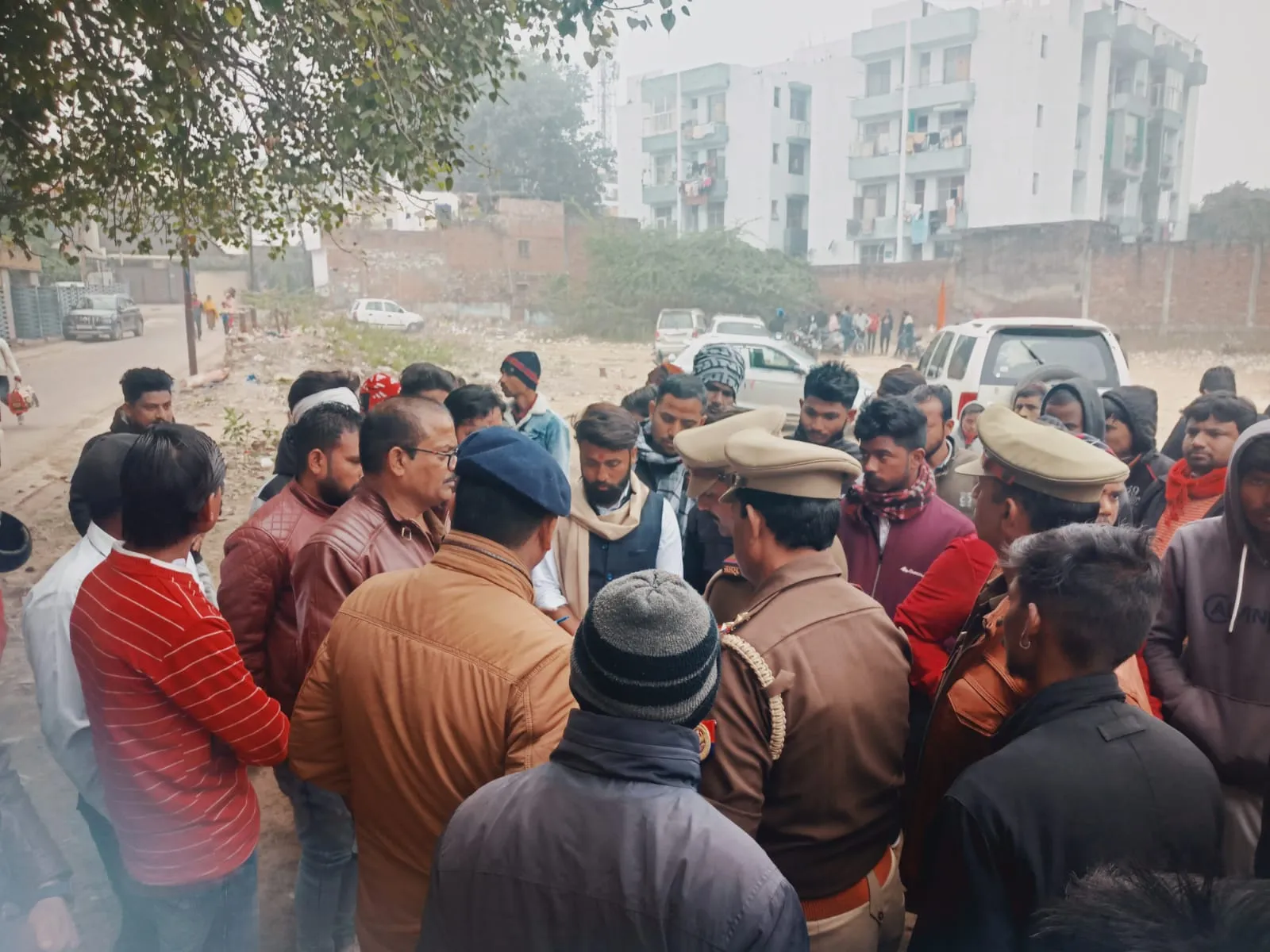 मुख्यमंत्री और निषाद समाज पर अभद्र टिप्पणी, विरोध में थाने का घेराव कर प्रदर्शन