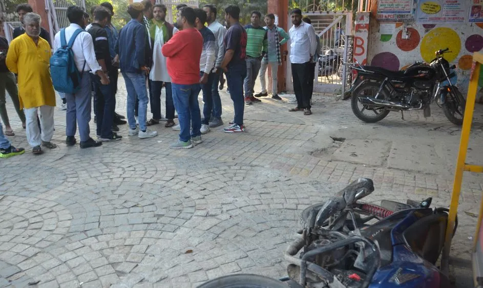 बरेली कॉलेज गेट पर छात्र नेताओं के दो गुट भिड़े, जमकर मारपीट