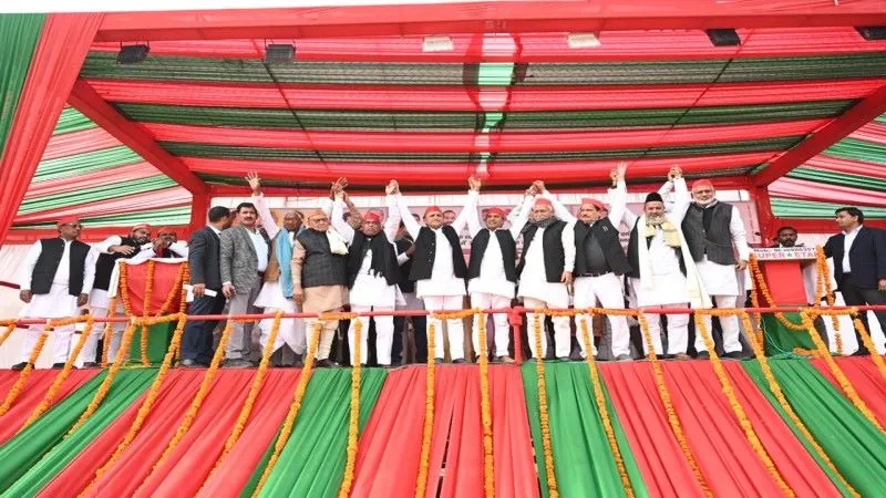 Elections 2024: एटा पहुंचे अखिलेश यादव ने भाजपा पर साधा निशाना, कहा- ये सरकार में आये तो वोट का अधिकार छीन लेंगे