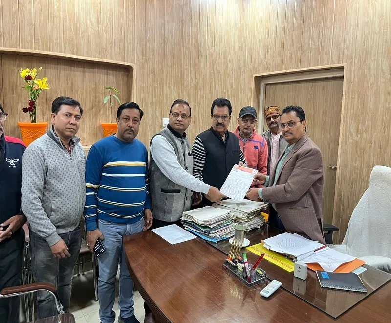 मुरादाबाद: व्यापारियों ने लगाई मंगल बाजार बंद करने की गुहार, अपर आयुक्त को सौंपा ज्ञापन