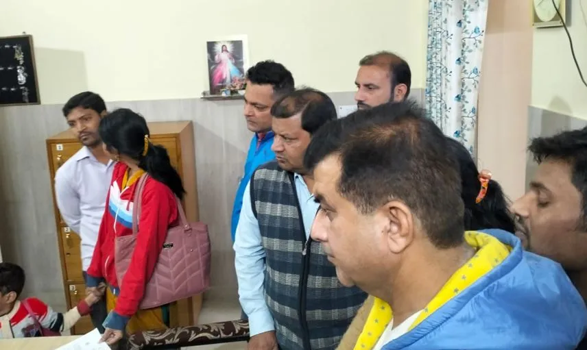 बरेली: सेंट फ्रांसिस स्कूल में अभिभावकों ने किया जमकर हंगामा, जानें पूरा मामला