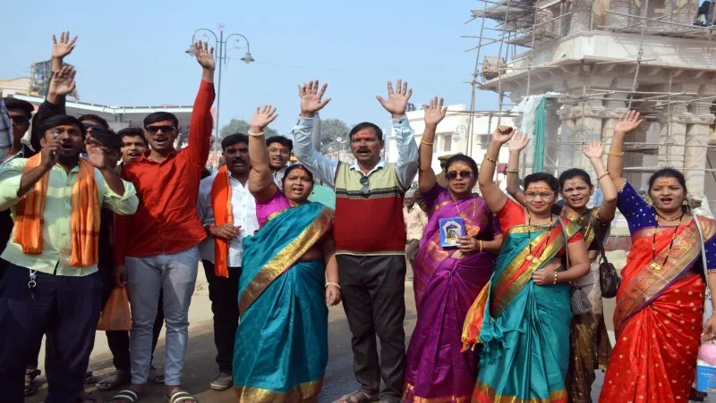 अयोध्या: रामनगरी में आतुरता और आस्था का संगम, कई प्रांतों के पहुंच रहे लोग